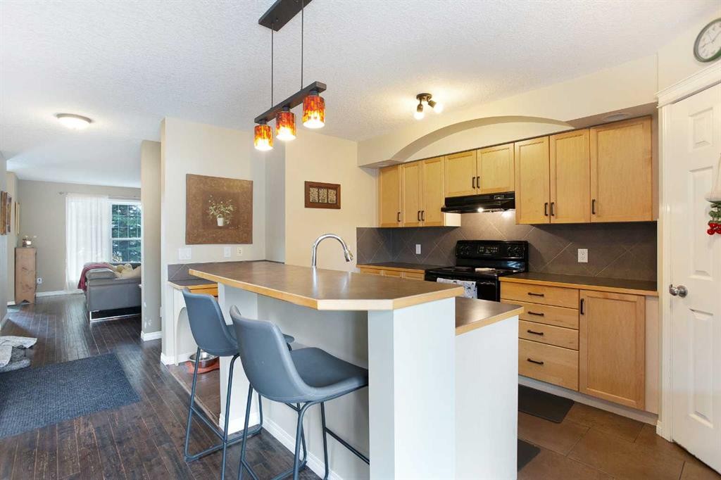 204 Eversyde Circle Sw, Calgary, AB - Indoor Photo Showing Kitchen