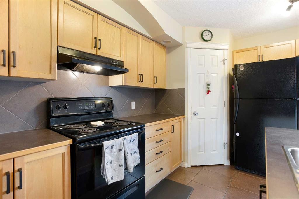 204 Eversyde Circle Sw, Calgary, AB - Indoor Photo Showing Kitchen