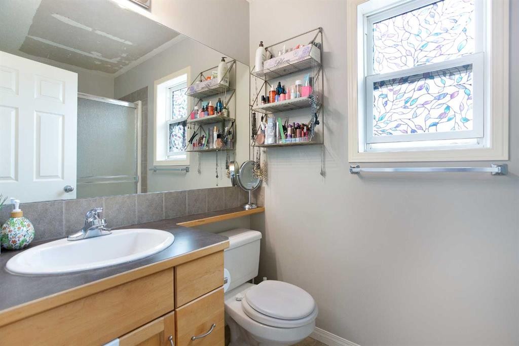 204 Eversyde Circle Sw, Calgary, AB - Indoor Photo Showing Bathroom