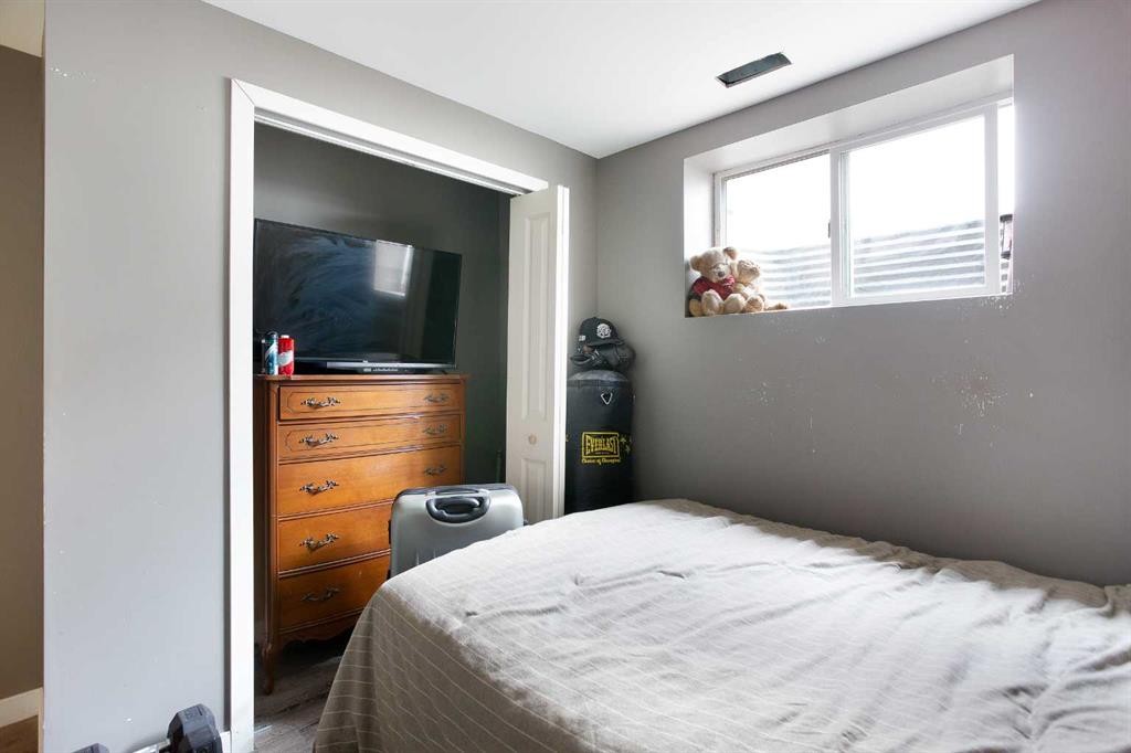 204 Eversyde Circle Sw, Calgary, AB - Indoor Photo Showing Bedroom