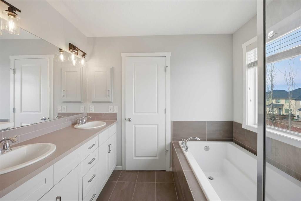 76 Nolancrest Green Nw, Calgary, AB - Indoor Photo Showing Bathroom