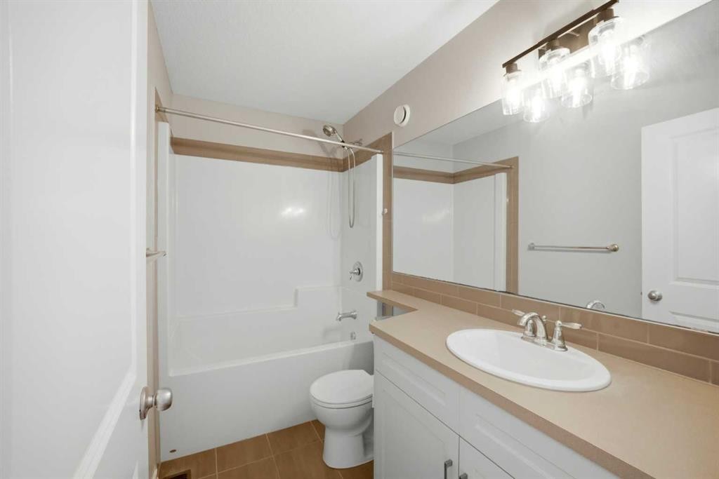76 Nolancrest Green Nw, Calgary, AB - Indoor Photo Showing Bathroom
