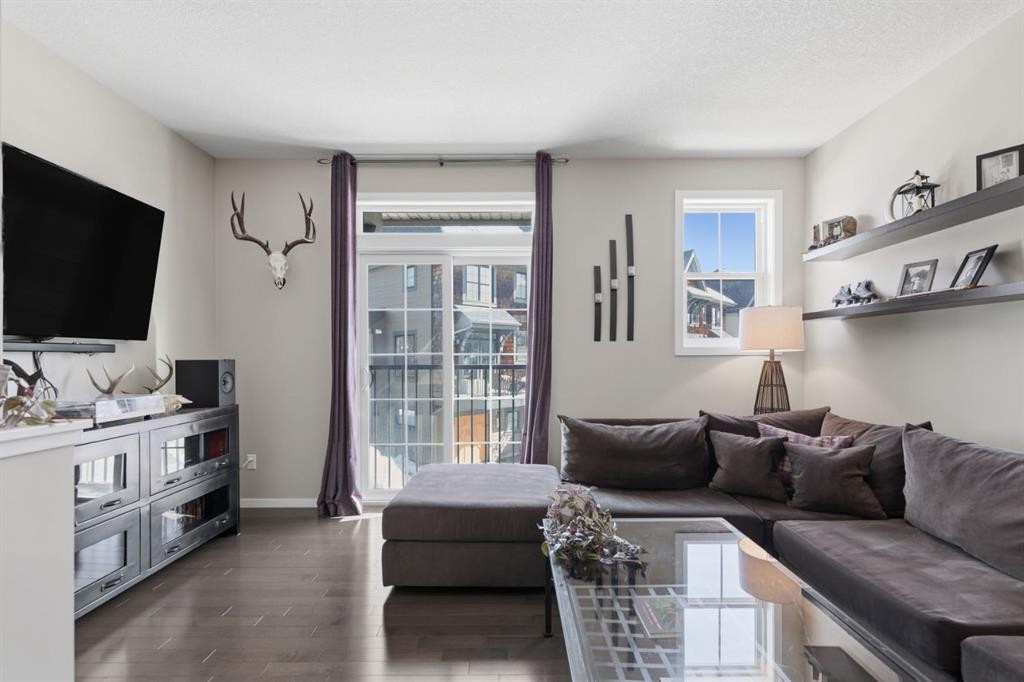 412 Ascot Circle Sw, Calgary, AB - Indoor Photo Showing Living Room