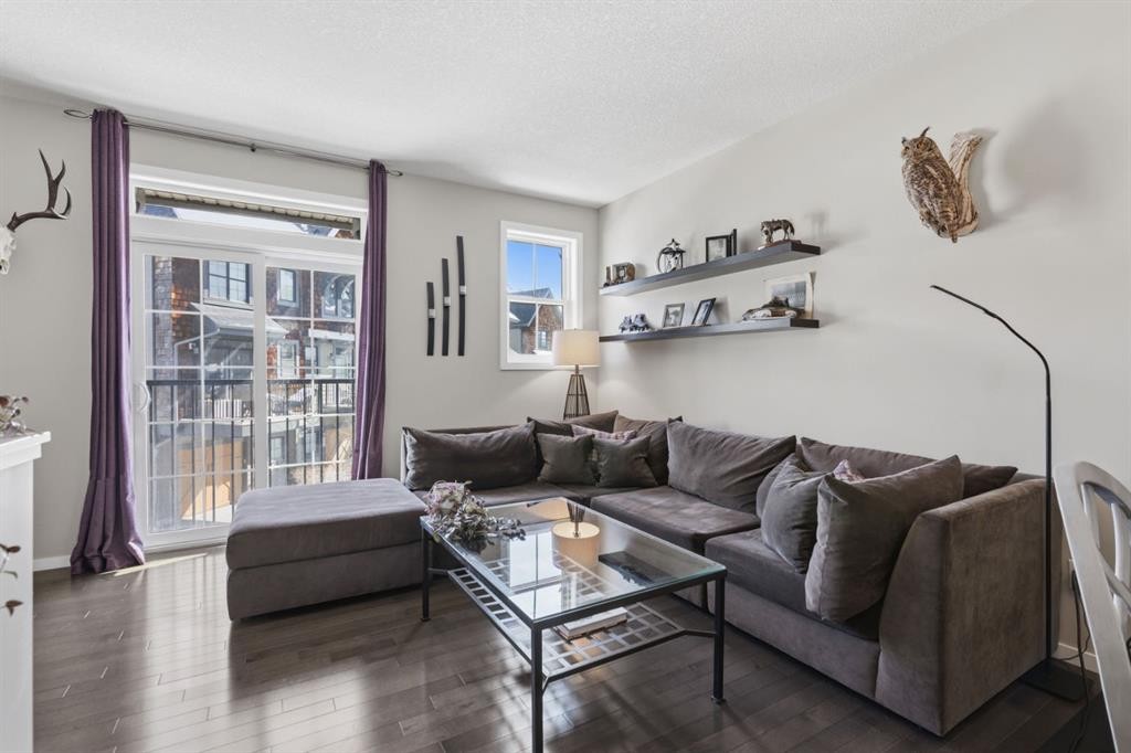 412 Ascot Circle Sw, Calgary, AB - Indoor Photo Showing Living Room
