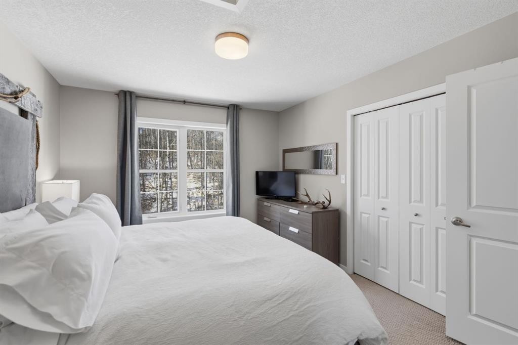 412 Ascot Circle Sw, Calgary, AB - Indoor Photo Showing Bedroom