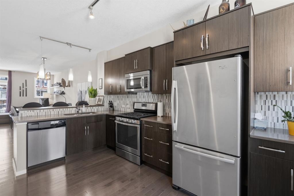 412 Ascot Circle Sw, Calgary, AB - Indoor Photo Showing Kitchen With Stainless Steel Kitchen With Upgraded Kitchen