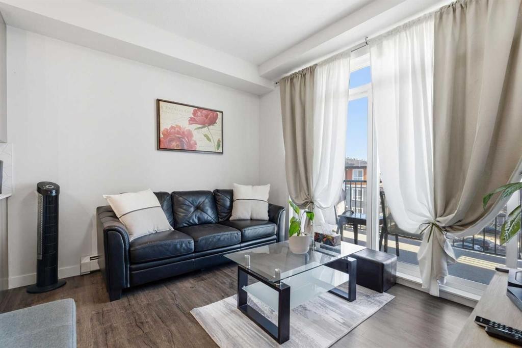 414-30 Walgrove Se, Calgary, AB - Indoor Photo Showing Living Room