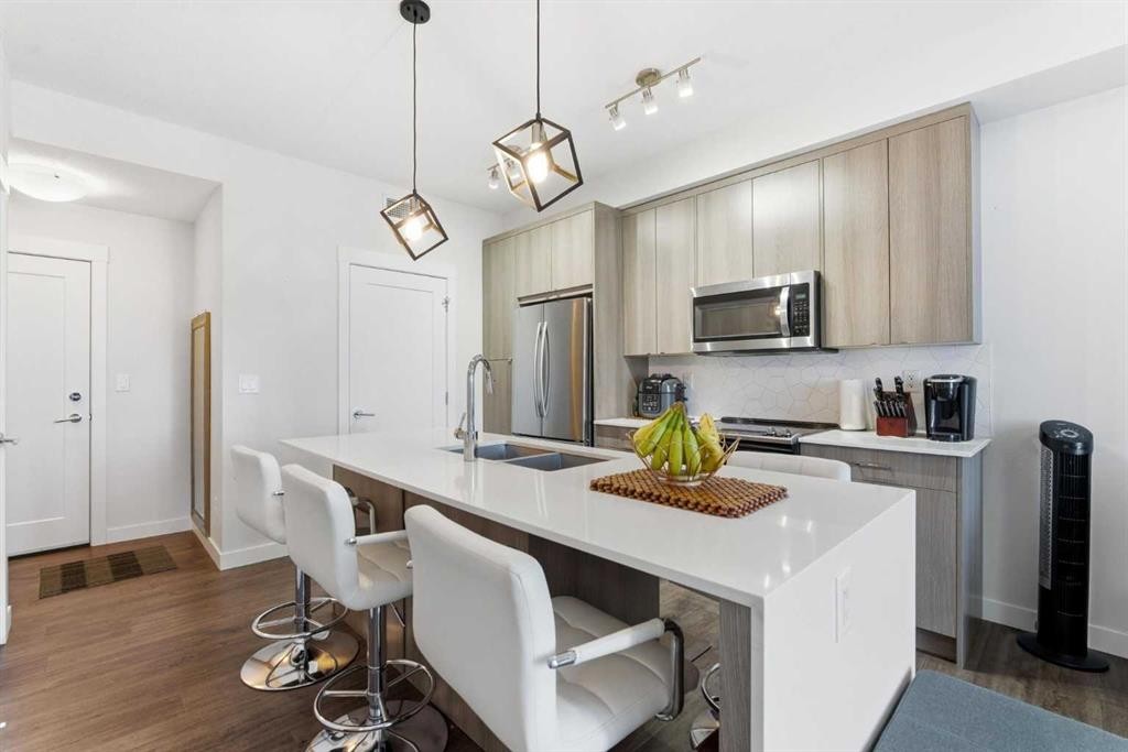 414-30 Walgrove Se, Calgary, AB - Indoor Photo Showing Kitchen With Double Sink With Upgraded Kitchen