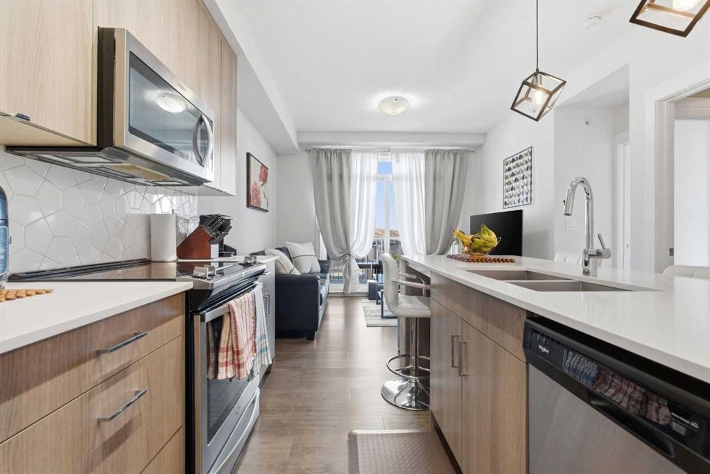 414-30 Walgrove Se, Calgary, AB - Indoor Photo Showing Kitchen With Double Sink With Upgraded Kitchen