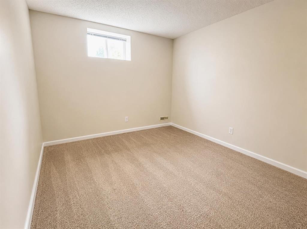 19 Meadowview Road Sw, Calgary, AB