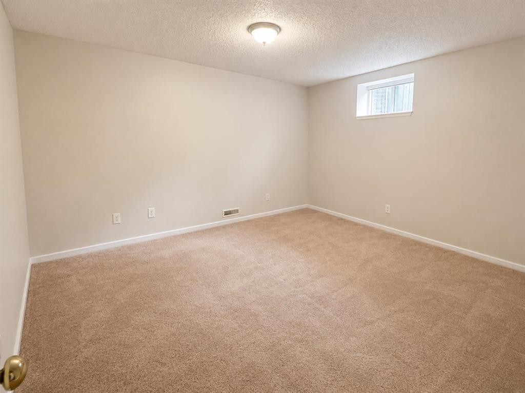19 Meadowview Road Sw, Calgary, AB