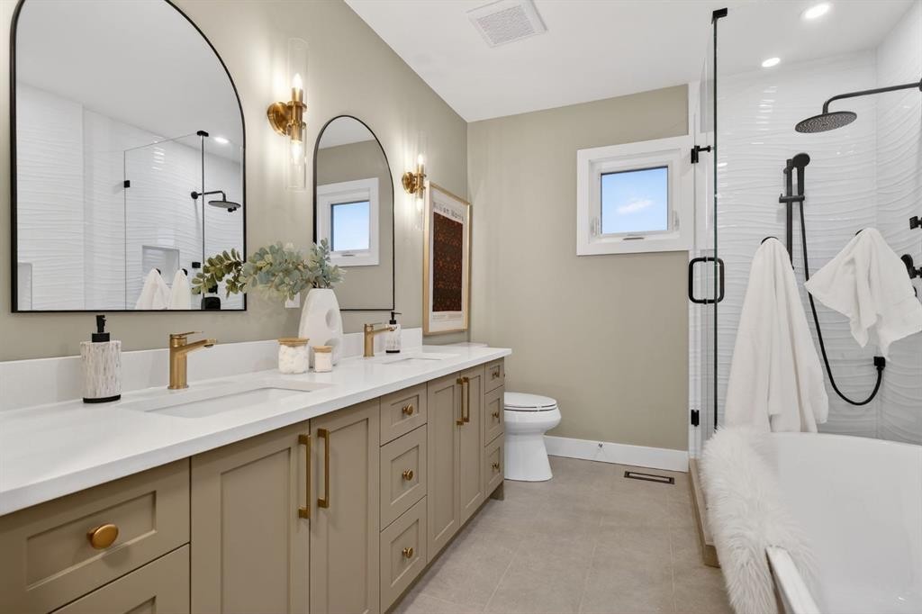 10619 Mapleglen Crescent Se, Calgary, AB - Indoor Photo Showing Bathroom