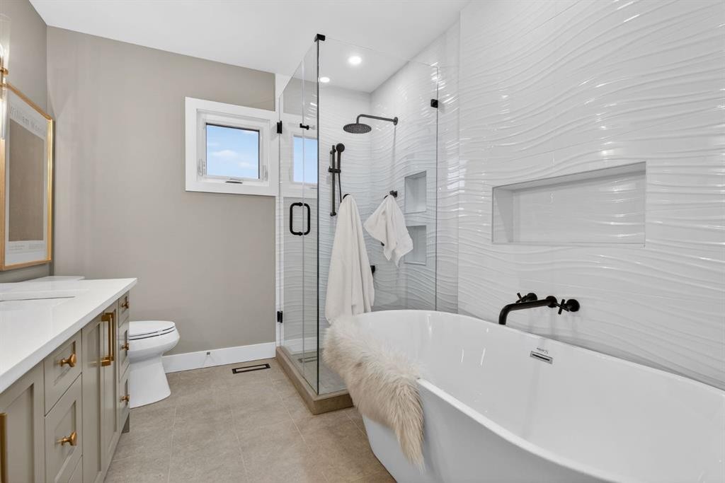 10619 Mapleglen Crescent Se, Calgary, AB - Indoor Photo Showing Bathroom