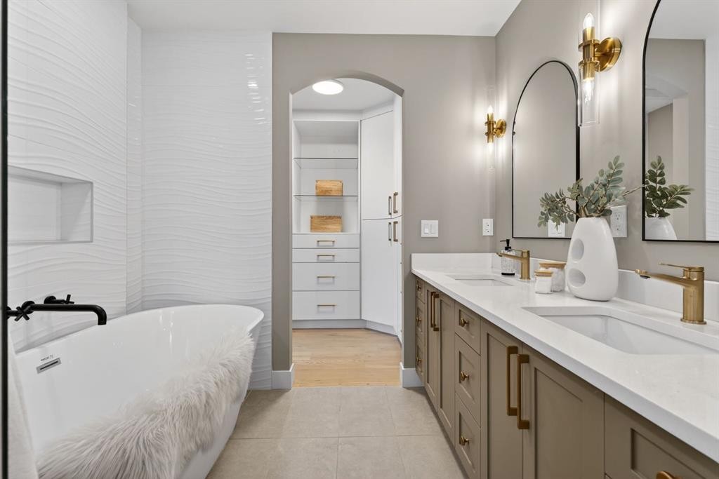10619 Mapleglen Crescent Se, Calgary, AB - Indoor Photo Showing Bathroom