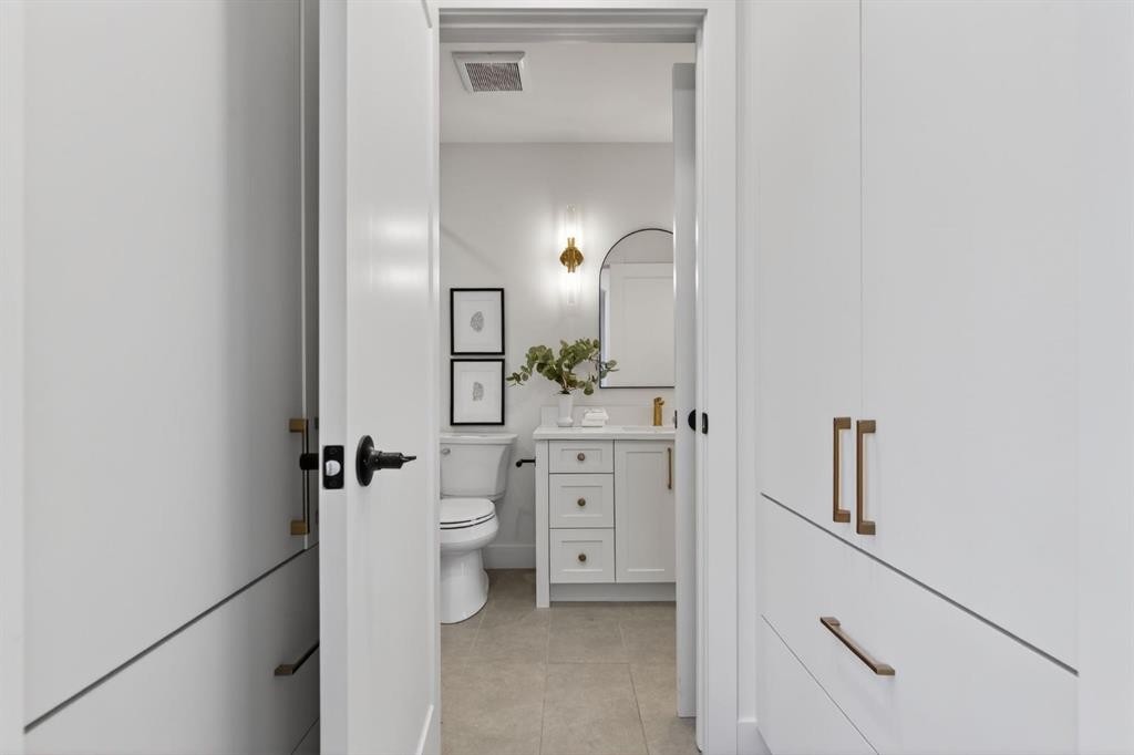 10619 Mapleglen Crescent Se, Calgary, AB - Indoor Photo Showing Bathroom