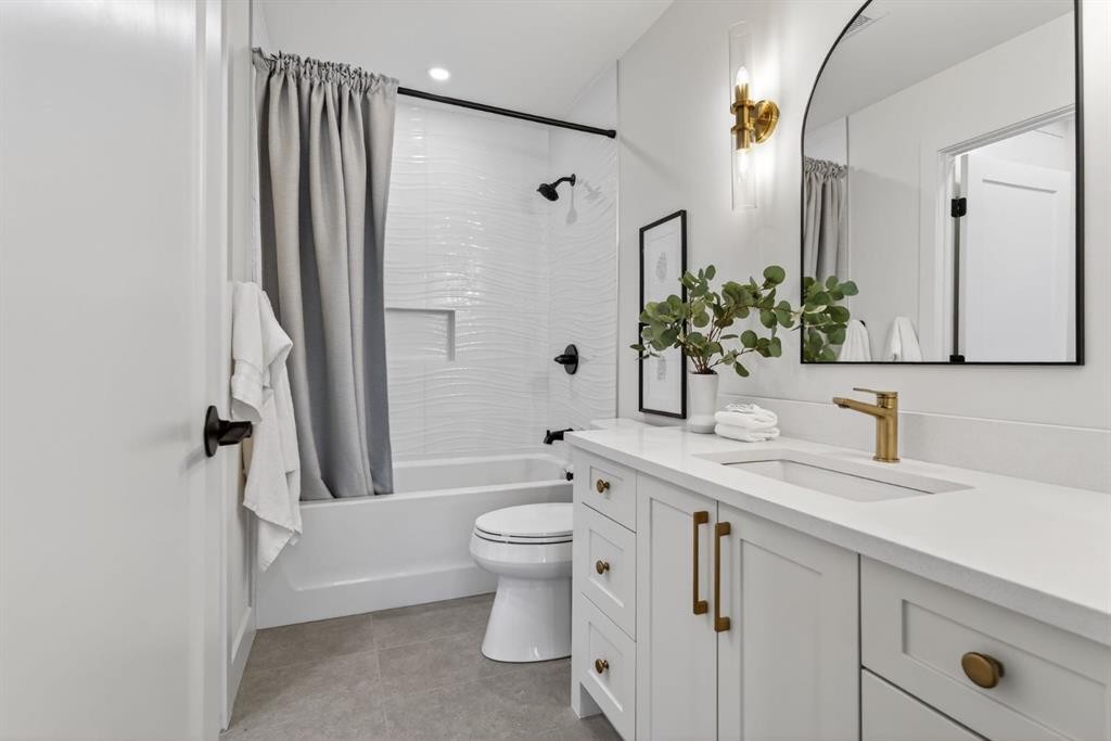 10619 Mapleglen Crescent Se, Calgary, AB - Indoor Photo Showing Bathroom