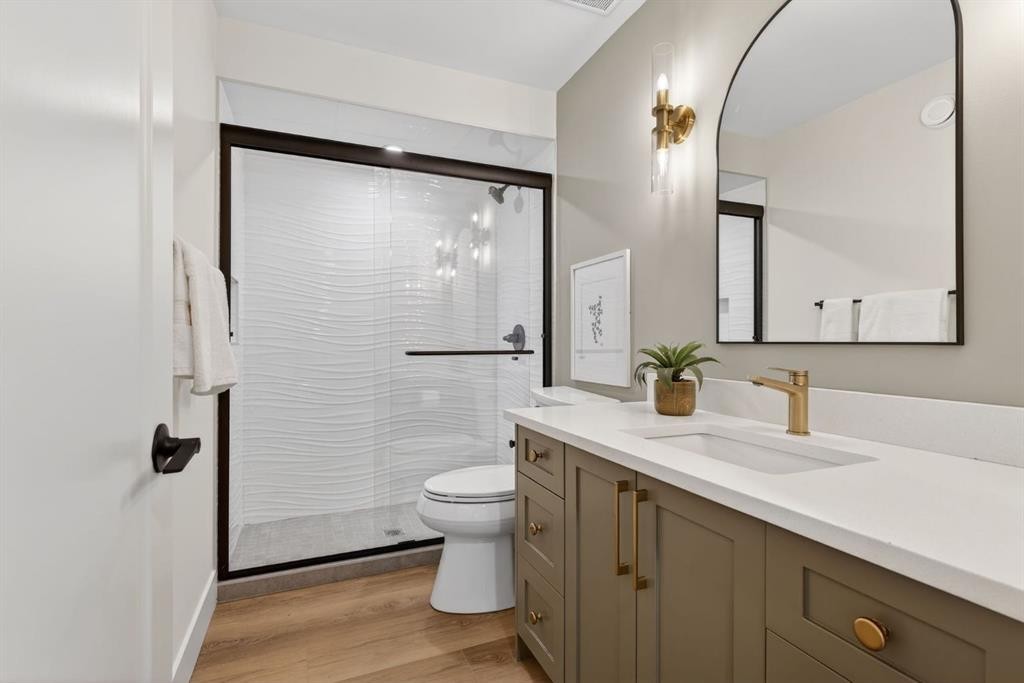 10619 Mapleglen Crescent Se, Calgary, AB - Indoor Photo Showing Bathroom