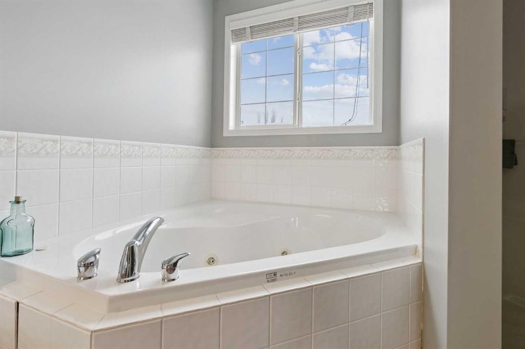 115 Cove Crescent, Chestermere, AB - Indoor Photo Showing Bathroom
