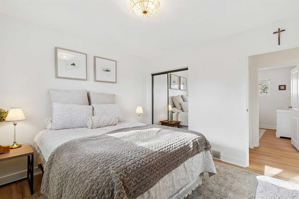 407 Arlington Drive Se, Calgary, AB - Indoor Photo Showing Bedroom