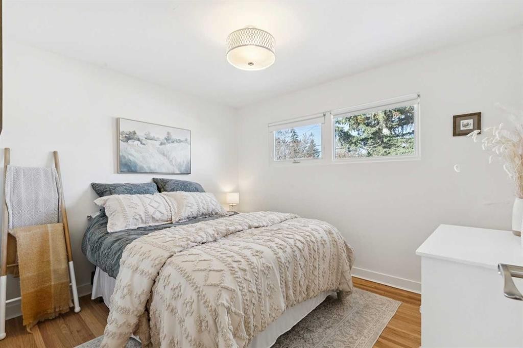 407 Arlington Drive Se, Calgary, AB - Indoor Photo Showing Bedroom