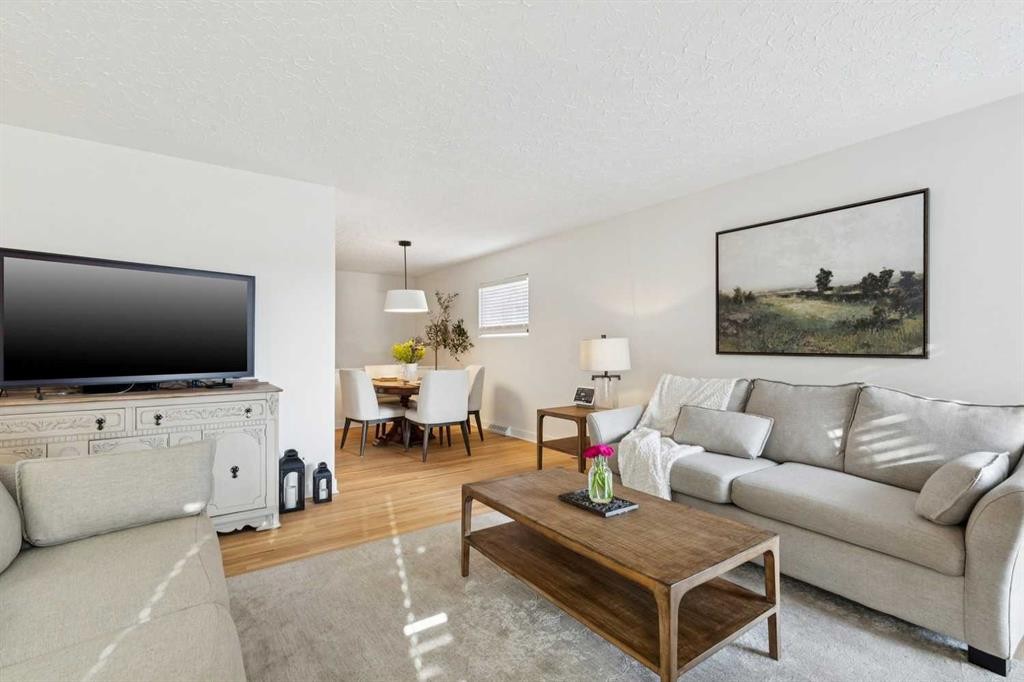 407 Arlington Drive Se, Calgary, AB - Indoor Photo Showing Living Room
