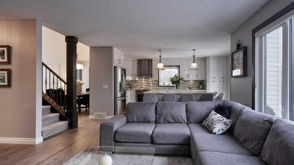 125 Riverview Place Se, Calgary, AB - Indoor Photo Showing Living Room
