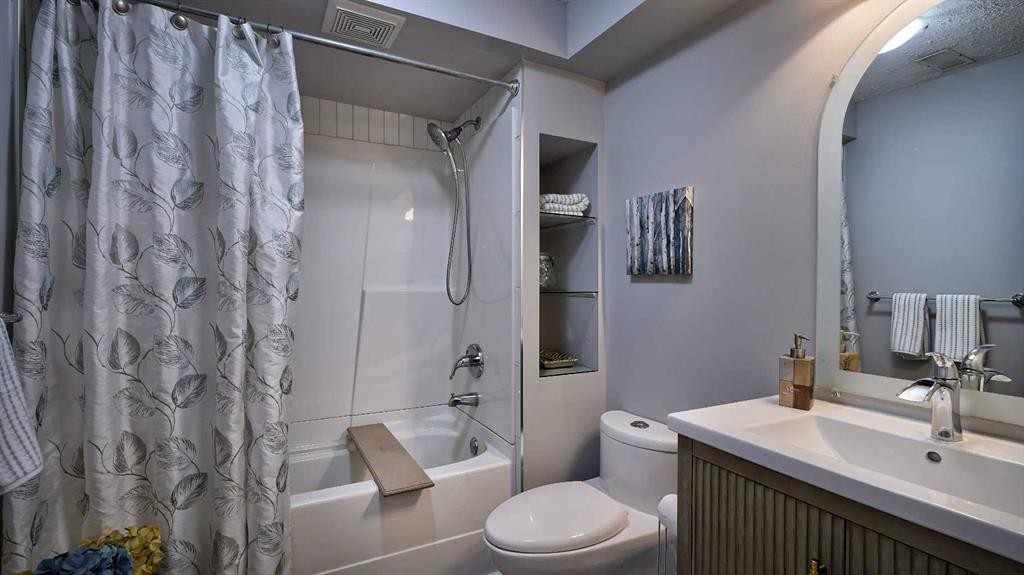 125 Riverview Place Se, Calgary, AB - Indoor Photo Showing Bathroom