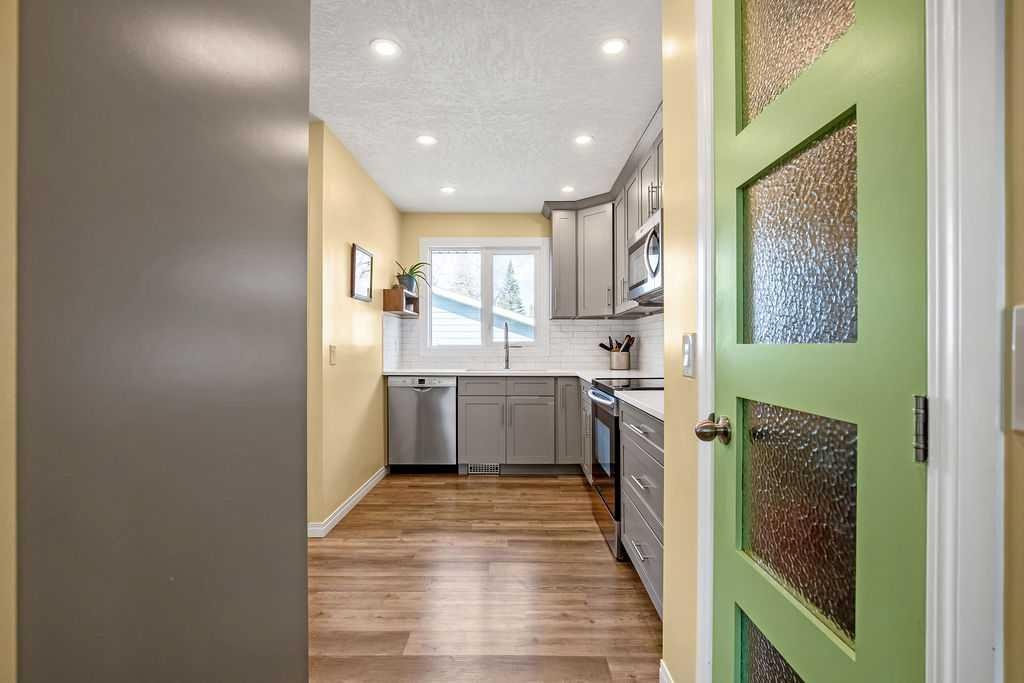 264 Midridge Crescent Se, Calgary, AB - Indoor Photo Showing Kitchen
