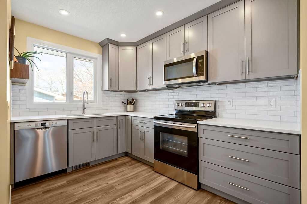 264 Midridge Crescent Se, Calgary, AB - Indoor Photo Showing Kitchen With Upgraded Kitchen