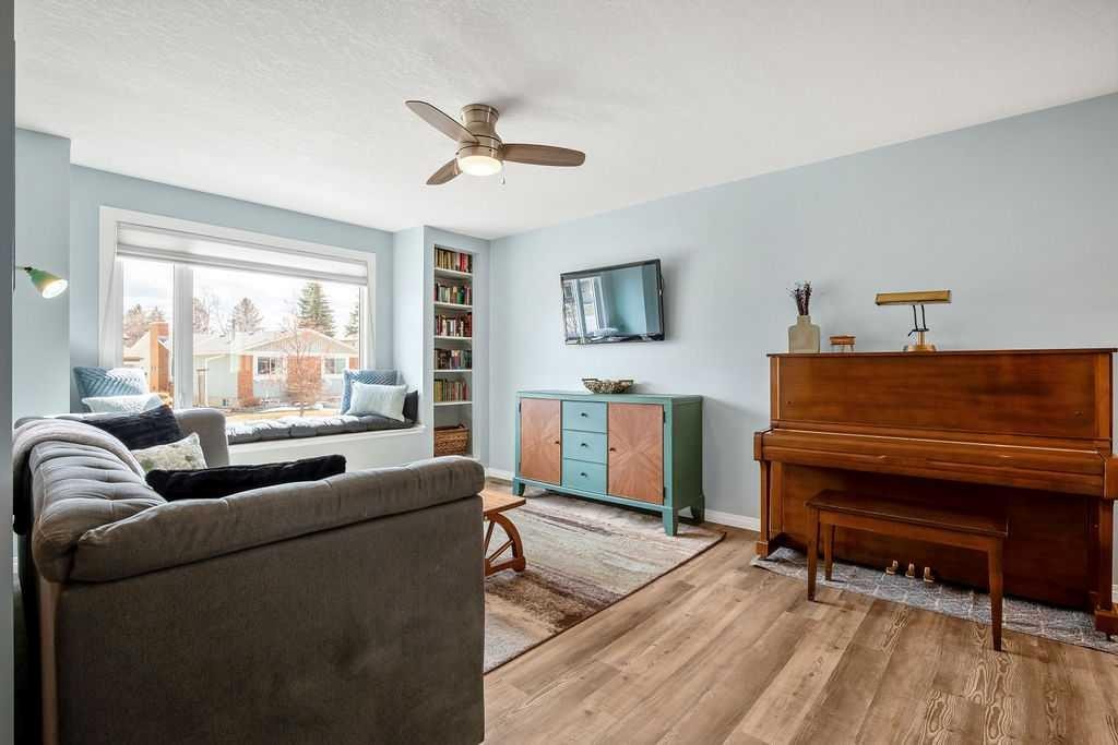 264 Midridge Crescent Se, Calgary, AB - Indoor Photo Showing Living Room