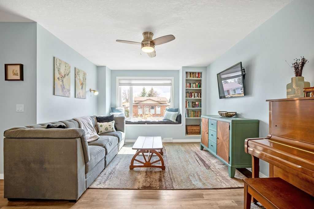 264 Midridge Crescent Se, Calgary, AB - Indoor Photo Showing Living Room