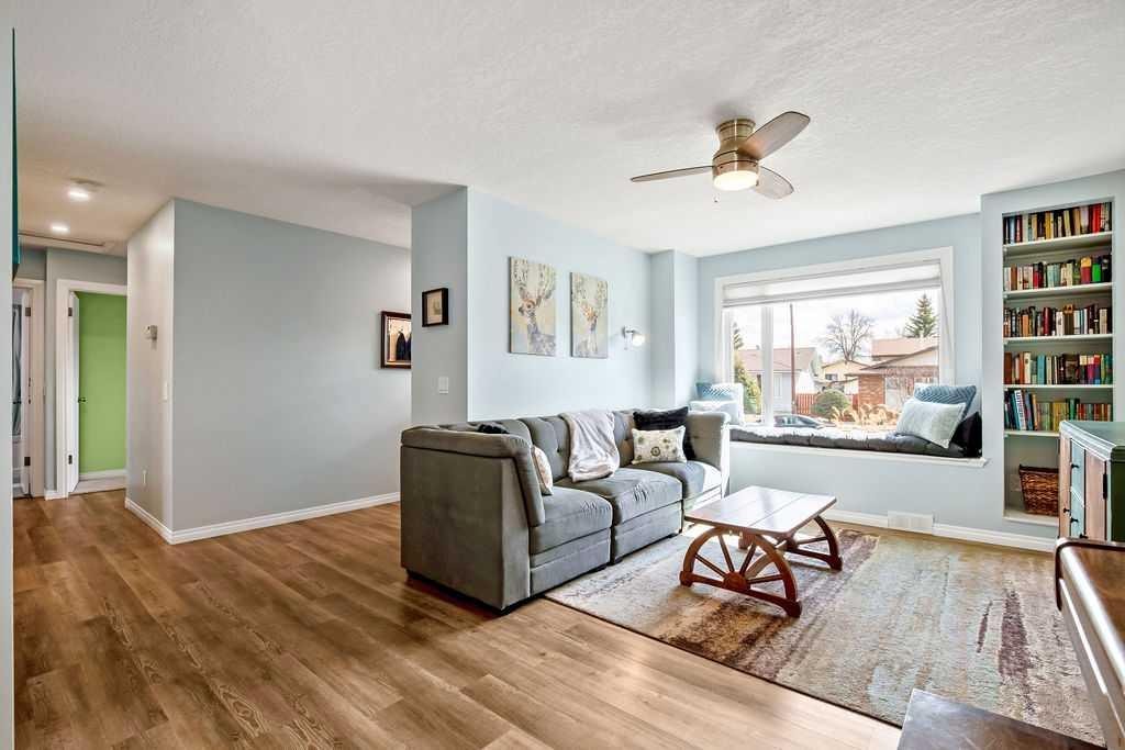 264 Midridge Crescent Se, Calgary, AB - Indoor Photo Showing Living Room