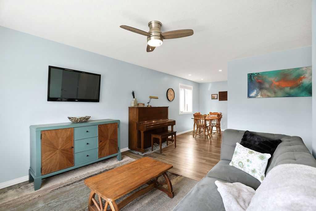 264 Midridge Crescent Se, Calgary, AB - Indoor Photo Showing Living Room