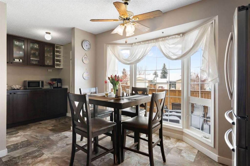 89 Bermuda Lane Nw, Calgary, AB - Indoor Photo Showing Dining Room