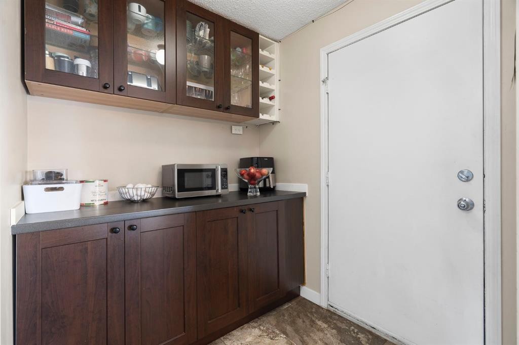 89 Bermuda Lane Nw, Calgary, AB - Indoor Photo Showing Other Room