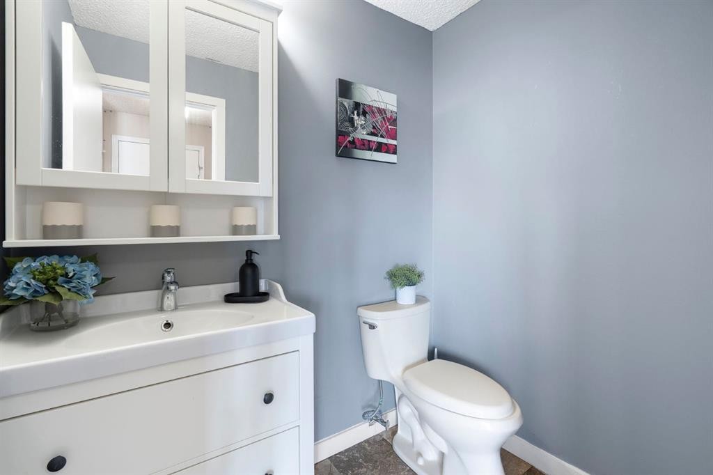 89 Bermuda Lane Nw, Calgary, AB - Indoor Photo Showing Bathroom