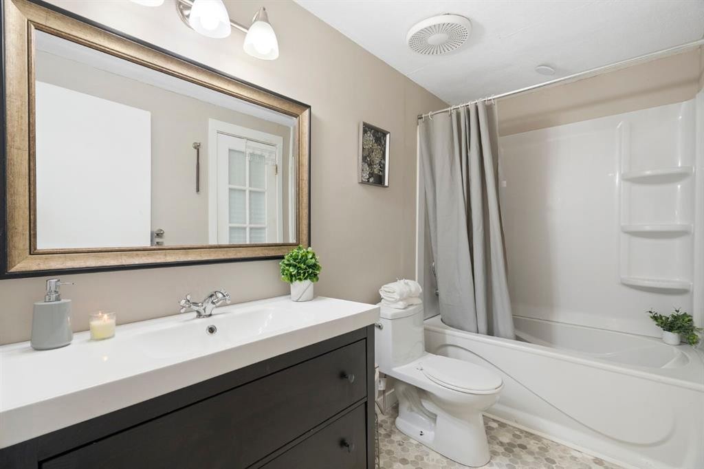 89 Bermuda Lane Nw, Calgary, AB - Indoor Photo Showing Bathroom