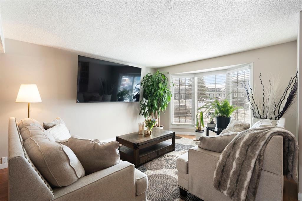 89 Bermuda Lane Nw, Calgary, AB - Indoor Photo Showing Living Room