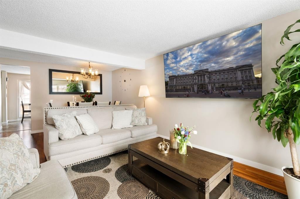 89 Bermuda Lane Nw, Calgary, AB - Indoor Photo Showing Living Room