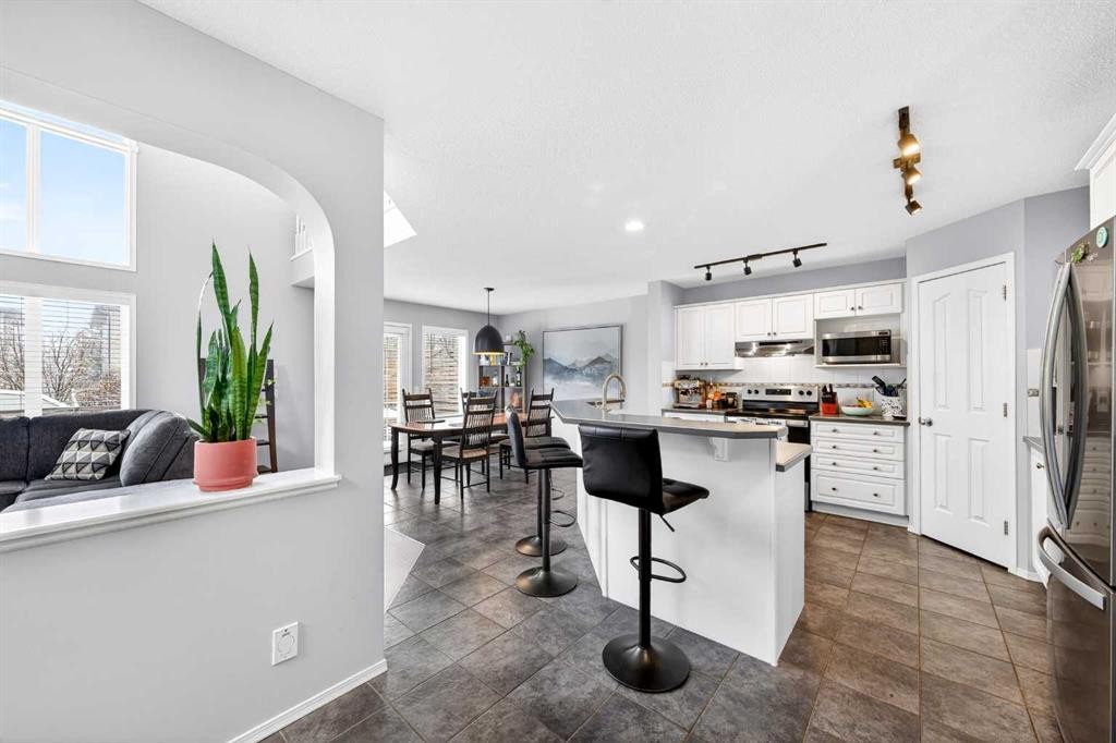 60 Citadel Ridge Close Nw, Calgary, AB - Indoor Photo Showing Kitchen With Upgraded Kitchen