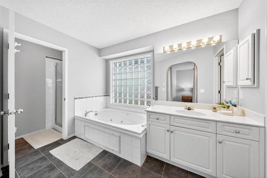 60 Citadel Ridge Close Nw, Calgary, AB - Indoor Photo Showing Bathroom