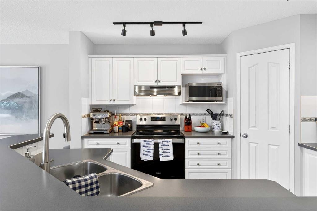 60 Citadel Ridge Close Nw, Calgary, AB - Indoor Photo Showing Kitchen With Double Sink