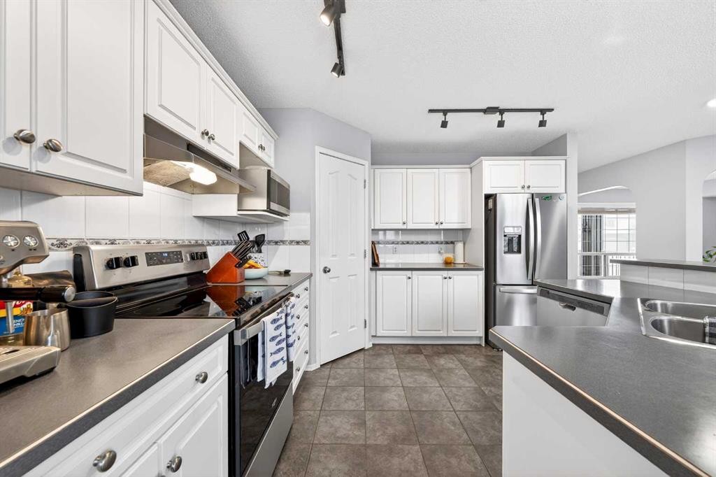 60 Citadel Ridge Close Nw, Calgary, AB - Indoor Photo Showing Kitchen With Stainless Steel Kitchen With Double Sink