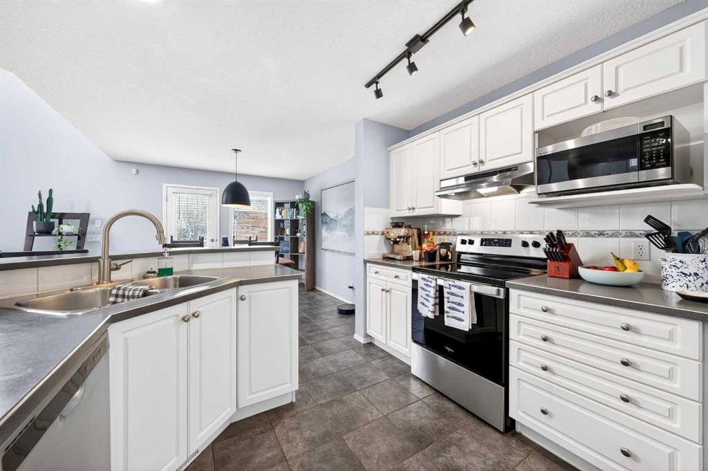60 Citadel Ridge Close Nw, Calgary, AB - Indoor Photo Showing Kitchen With Double Sink