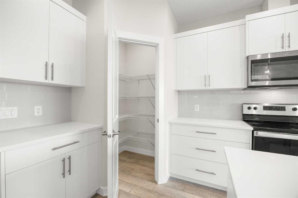 507 Lucas Boulevard Nw, Calgary, AB - Indoor Photo Showing Kitchen