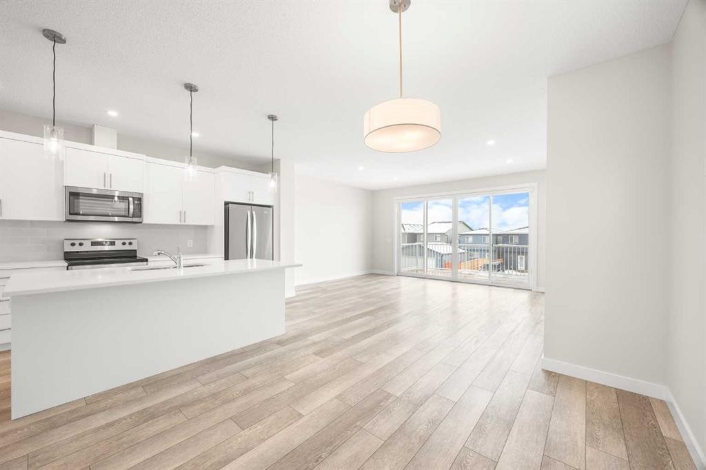 507 Lucas Boulevard Nw, Calgary, AB - Indoor Photo Showing Kitchen With Upgraded Kitchen