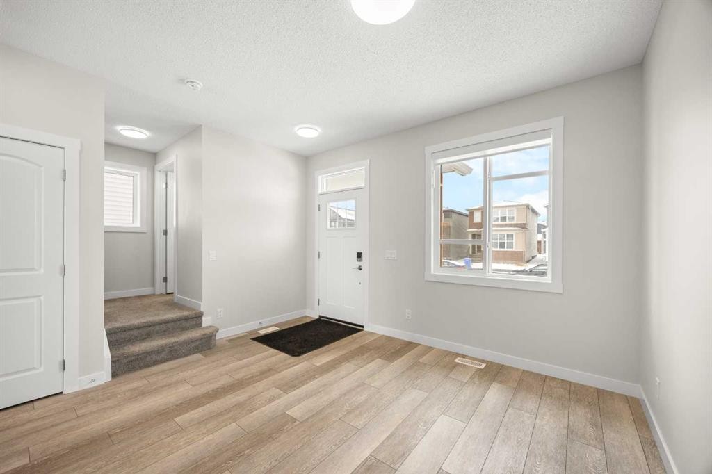 507 Lucas Boulevard Nw, Calgary, AB - Indoor Photo Showing Other Room