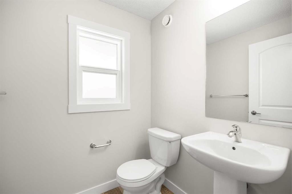 507 Lucas Boulevard Nw, Calgary, AB - Indoor Photo Showing Bathroom