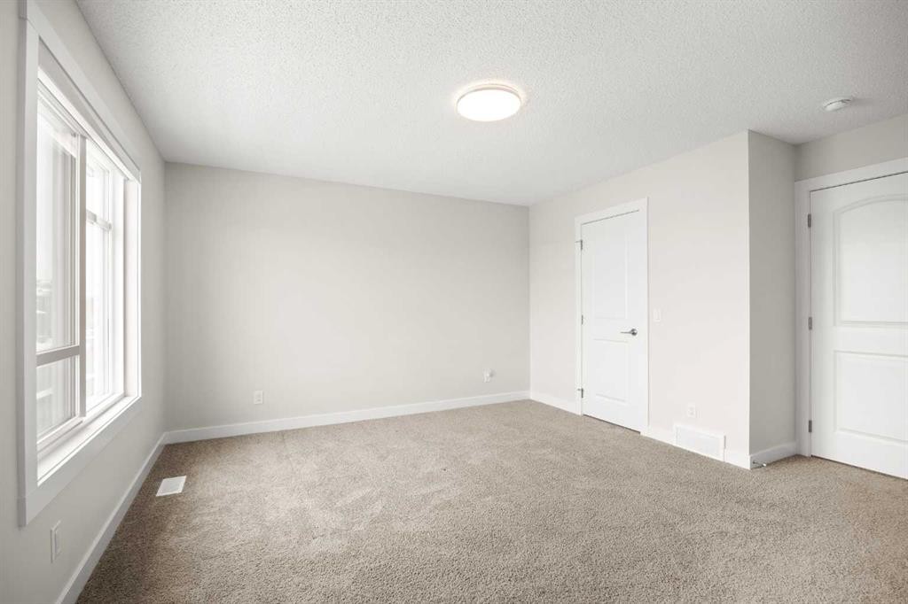 507 Lucas Boulevard Nw, Calgary, AB - Indoor Photo Showing Other Room