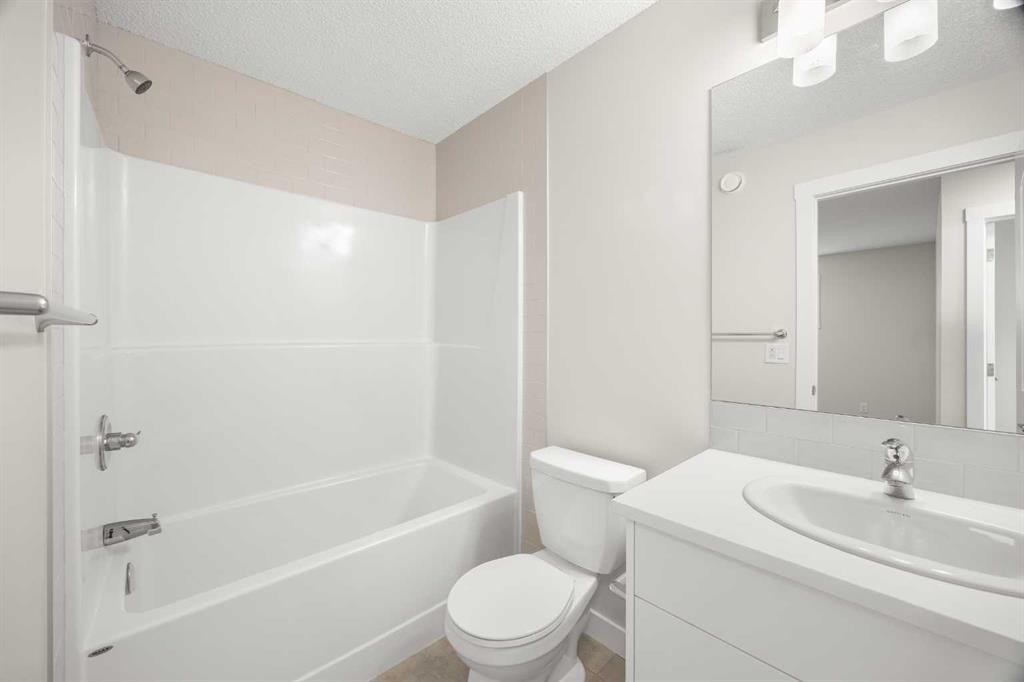 507 Lucas Boulevard Nw, Calgary, AB - Indoor Photo Showing Bathroom